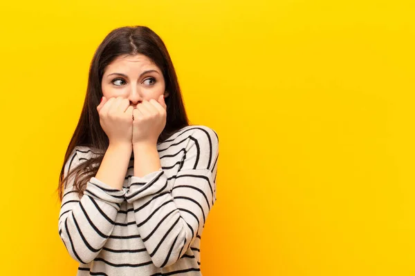 Giovane Bella Donna Guardando Preoccupato Ansioso Stressato Spaventato Mordere Unghie — Foto Stock