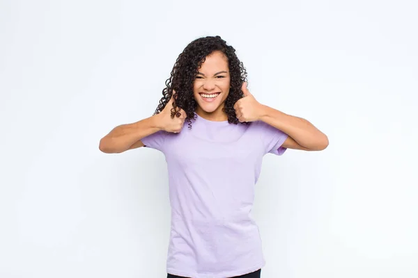 Joven Mujer Negra Sonriendo Ampliamente Buscando Feliz Positivo Seguro Exitoso — Foto de Stock