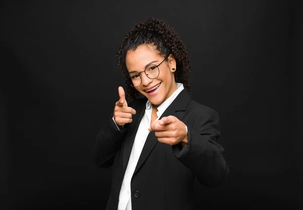Joven Mujer Negra Sonriendo Con Una Actitud Positiva Exitosa Feliz — Foto de Stock