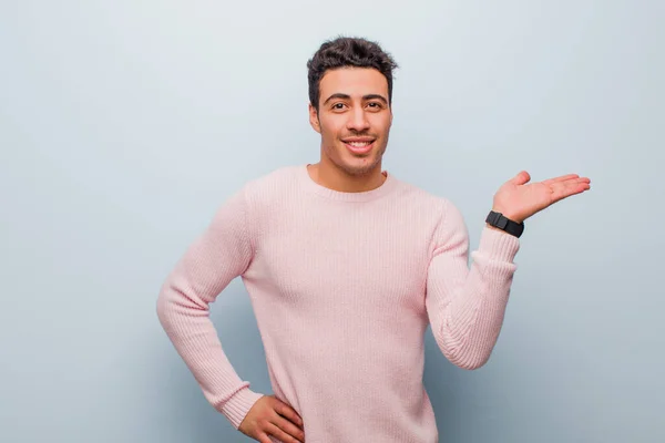 Jovem Homem Árabe Sorrindo Sentindo Confiante Bem Sucedido Feliz Mostrando — Fotografia de Stock