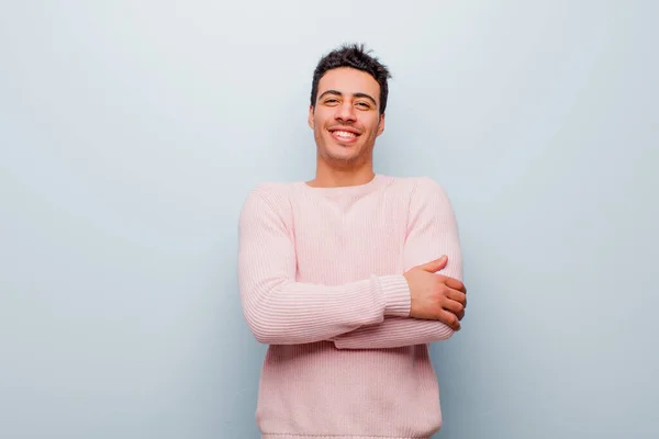 Junger Arabischer Mann Lacht Glücklich Mit Verschränkten Armen Mit Einer — Stockfoto