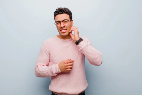 Giovane Arabo Sentirsi Stressato Frustrato Stanco Strofinando Collo Doloroso Con — Foto Stock