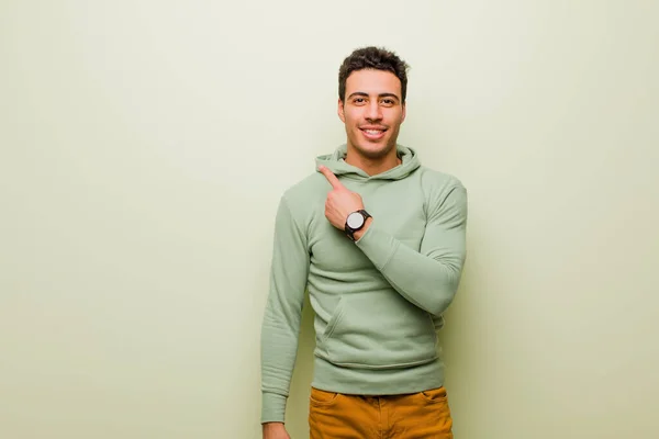 Mladý Arabský Muž Vesele Usmívá Cítí Šťastný Ukazuje Stranu Nahoru — Stock fotografie