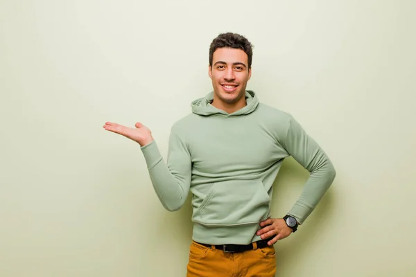 Mladý Arabský Muž Usmívá Cítí Sebevědomí Úspěch Radost Ukazuje Koncept — Stock fotografie