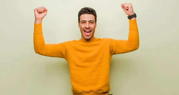 Joven Árabe Gritando Triunfalmente Pareciendo Emocionado Feliz Sorprendido Ganador Celebrando —  Fotos de Stock