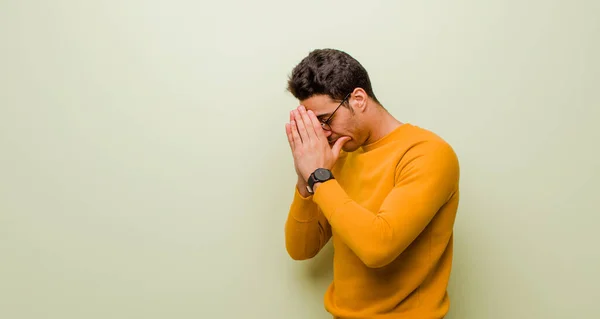 Joven Árabe Cubriendo Los Ojos Con Las Manos Con Una — Foto de Stock