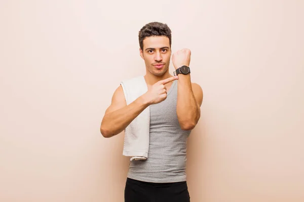 Mladý Arabský Muž Který Vypadá Netrpělivě Rozzlobeně Ukazuje Hodinky Žádá — Stock fotografie