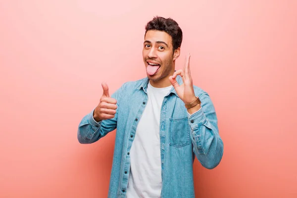 Mladý Arabský Muž Cítí Šťastný Ohromený Spokojený Překvapený Ukazuje Pořádku — Stock fotografie