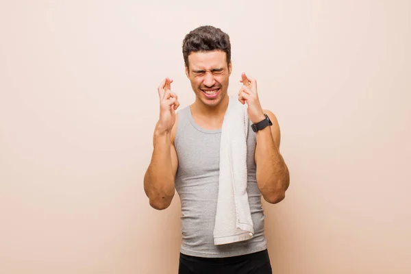 Jonge Arabische Man Voelt Zich Nerveus Hoopvol Kruist Vingers Bidt — Stockfoto