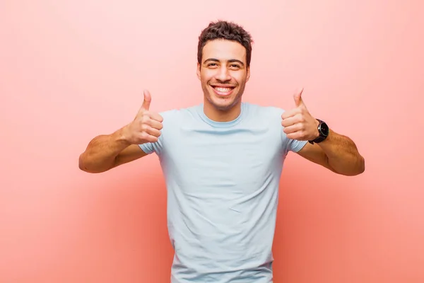 Jonge Arabische Man Lachend Breed Kijkend Gelukkig Positief Zelfverzekerd Succesvol — Stockfoto