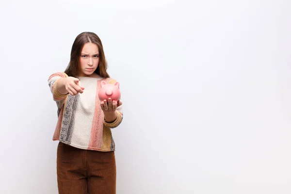 Jovem Loira Bonita Menina Segurando Banco Piggy Contra Parede Branca — Fotografia de Stock