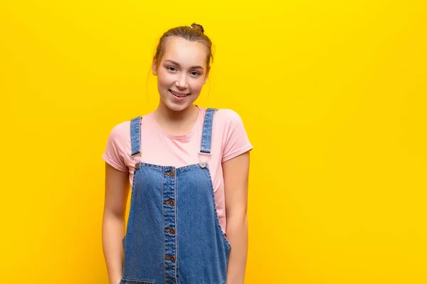 Jong Blond Mooi Meisje Met Een Grote Vriendelijke Zorgeloze Glimlach — Stockfoto