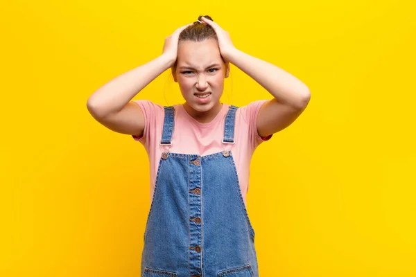 Giovane Bionda Bella Ragazza Sente Frustrato Infastidito Malato Stanco Fallimento — Foto Stock