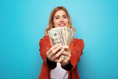 Banknotları olan güzel sarışın bir kadın.