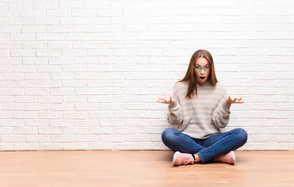 Junges Blondes Hübsches Mädchen Das Sich Extrem Schockiert Und Überrascht — Stockfoto