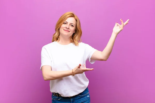 Frau Mittleren Alters Lächelt Stolz Und Selbstbewusst Fühlt Sich Glücklich — Stockfoto