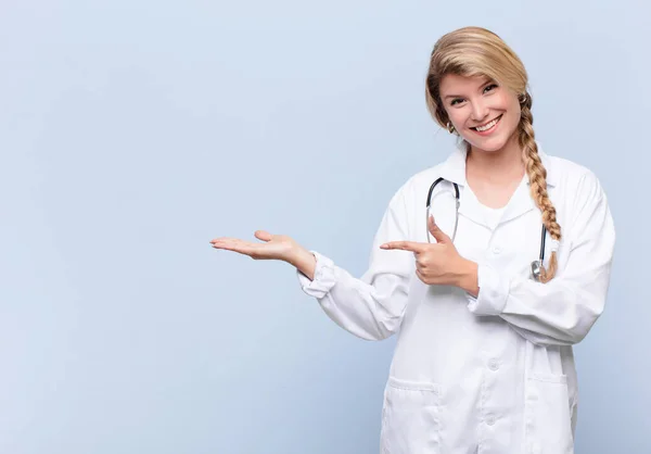 Jovem Mulher Latina Bonita Sorrindo Sentindo Feliz Despreocupado Satisfeito Apontando — Fotografia de Stock