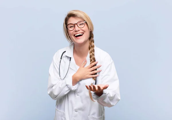 Ung Söt Latinamerikansk Kvinna Känner Sig Glad Och Kär Ler — Stockfoto