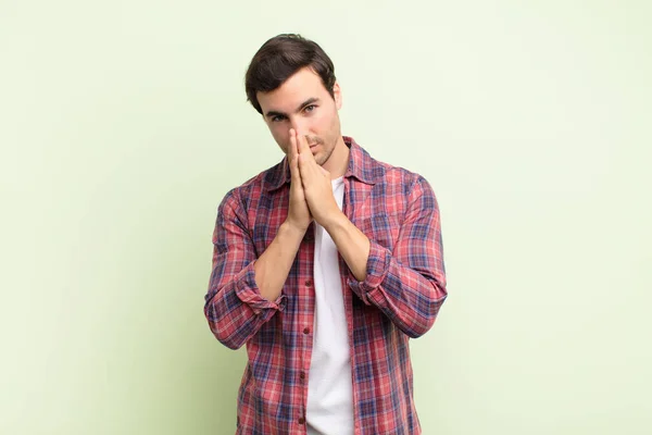 Jovem Homem Bonito Sentindo Preocupado Esperançoso Religioso Orando Fielmente Com — Fotografia de Stock