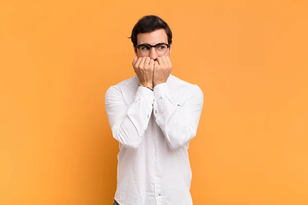 Joven Hombre Guapo Buscando Preocupado Ansioso Estresado Asustado Mordiendo Las — Foto de Stock