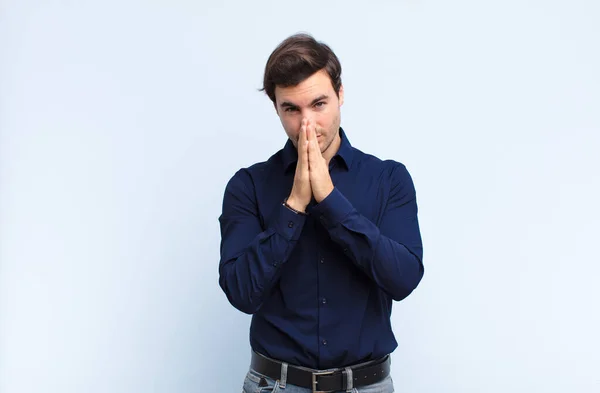 Mens Voelt Zich Bezorgd Hoopvol Religieus Bidt Trouw Met Hand — Stockfoto