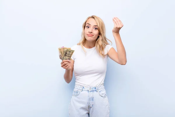 Mladá Blondýnka Dělá Capice Nebo Peníze Gesto Říká Vám Abyste — Stock fotografie