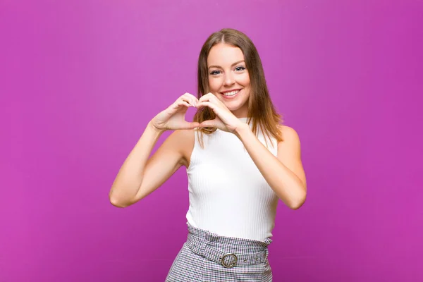 Cabeça Vermelha Mulher Bonita Sorrindo Sentindo Feliz Bonito Romântico Apaixonado — Fotografia de Stock