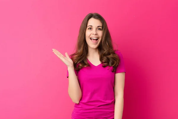 Jovem Mulher Bonita Sentindo Feliz Surpreso Alegre Sorrindo Com Atitude — Fotografia de Stock