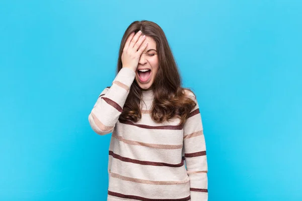 Junge Hübsche Frau Lacht Und Klopft Sich Auf Die Stirn — Stockfoto