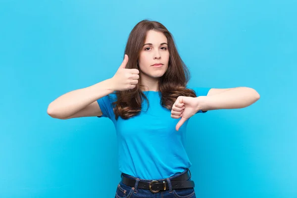 Jonge Mooie Vrouw Voelt Zich Verward Onwetend Onzeker Het Wegen — Stockfoto