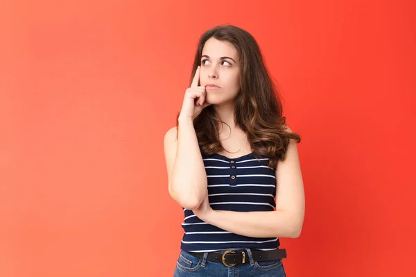 Jonge Mooie Vrouw Met Een Geconcentreerde Blik Zich Afvragend Met — Stockfoto