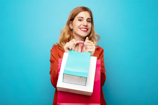 Giovane Bella Donna Bionda Con Borse Della Spesa — Foto Stock