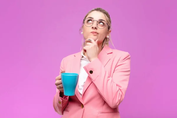 Joven Bonita Mujer Rubia Con Una Taza Café —  Fotos de Stock