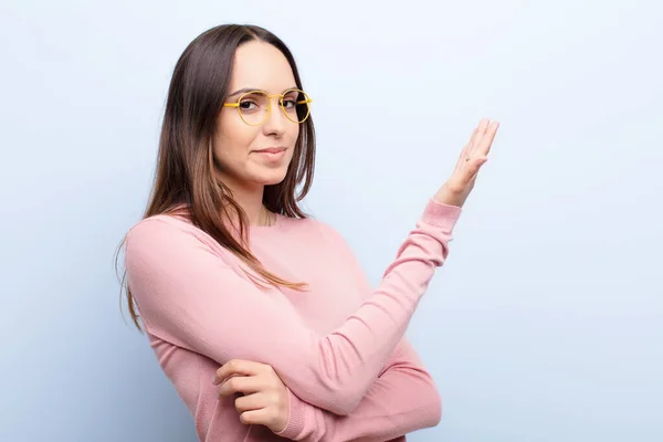 Jonge Mooie Vrouw Voelt Zich Verward Onwetend Zich Afvragend Een — Stockfoto