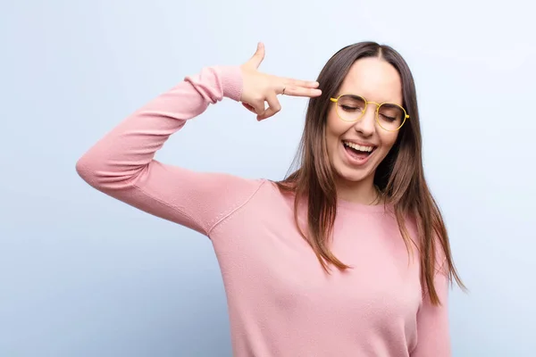 Jonge Mooie Vrouw Kijken Ongelukkig Gestrest Zelfmoord Gebaar Maken Pistool — Stockfoto