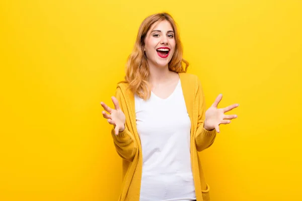 Ung Söt Blond Kvinna Känner Sig Lycklig Förvånad Lycklig Och — Stockfoto