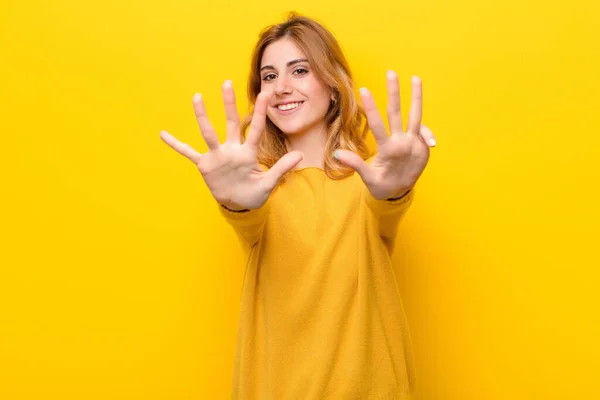 Jeune Jolie Femme Blonde Souriante Amicale Montrant Numéro Neuf Neuvième — Photo