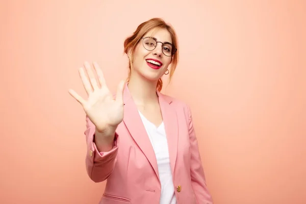 若い金髪の女性は喜んで陽気に笑って手を振って歓迎し挨拶したりさよならを言う ビジネスコンセプト — ストック写真