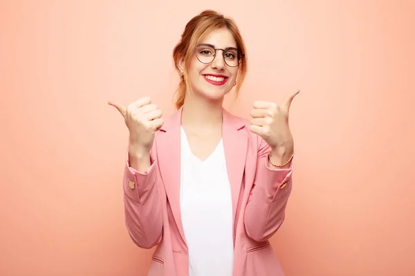 若い金髪の女性は 両方の親指を上げて 広く幸せ 肯定的 自信と成功を見て笑っています ビジネスコンセプト — ストック写真