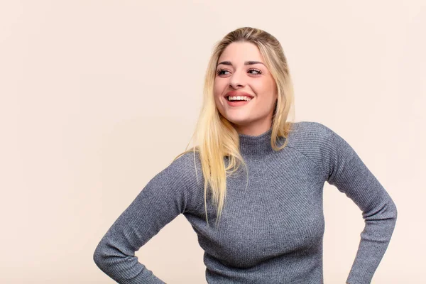 Joven Mujer Rubia Bonita Mirando Feliz Alegre Confiada Sonriendo Orgullosamente — Foto de Stock