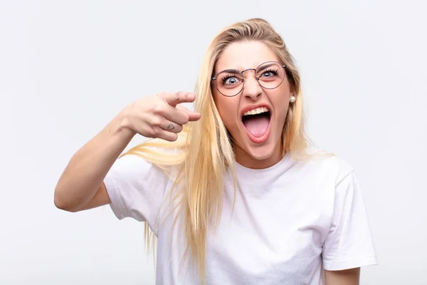 Młoda Ładna Blondynka Celująca Kamerę Wściekłym Agresywnym Wyrazem Twarzy Wyglądającym — Zdjęcie stockowe
