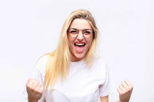 Joven Mujer Rubia Bonita Gritando Triunfalmente Riendo Sintiéndose Feliz Emocionada —  Fotos de Stock