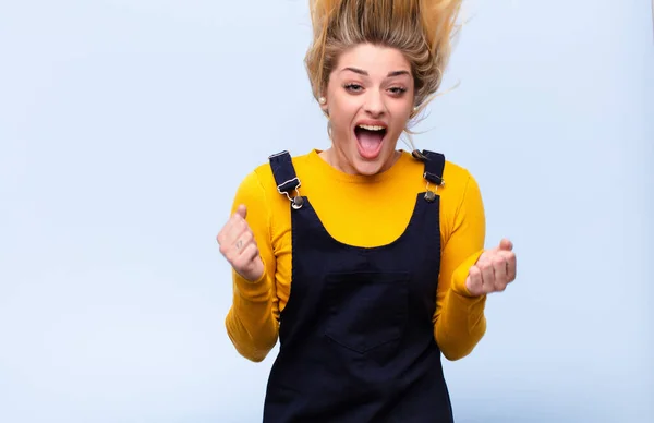 Genç Güzel Sarışın Kadın Çok Mutlu Şaşırmış Görünüyor Başarıyı Kutluyor — Stok fotoğraf