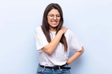 Genç, güzel bir kadın endişeli, hasta, hasta ve mutsuz hissediyor. Ağrılı bir mide ağrısı ya da grip geçiriyor.