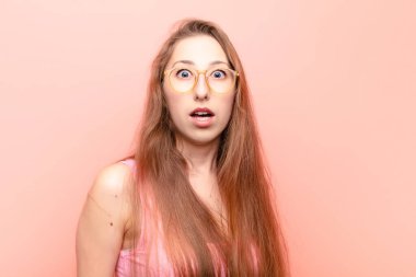 Genç sarışın kadın şok olmuş ya da şaşırmış görünüyordu, ağzı açık bir şekilde 