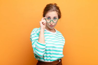 Genç sarışın kadın şaşırmış, ağzı açık, şok olmuş, yeni bir düşünce, fikir ya da konsept keşfediyor.