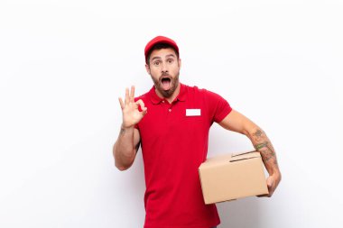 Başarılı ve tatmin olmuş hissediyorum, ağzım açık gülümsüyorum, elimle imzamı atıyorum. dağıtım konsepti