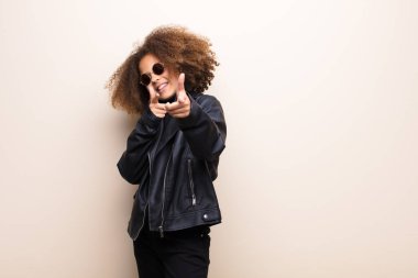 Afrikalı Amerikalı küçük kız düz duvara yaslanmış. cool konsept