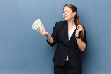 Dolar banknotları ile genç sarışın kadın grunge duvar arka planında