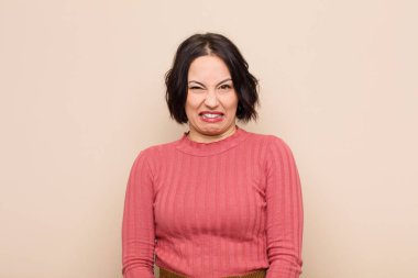 Genç, güzel bir kadın tiksinti ve mide bulantısı hissediyor. İğrenç, kokuşmuş ya da kötü kokan bir şeyden kaçıyor.